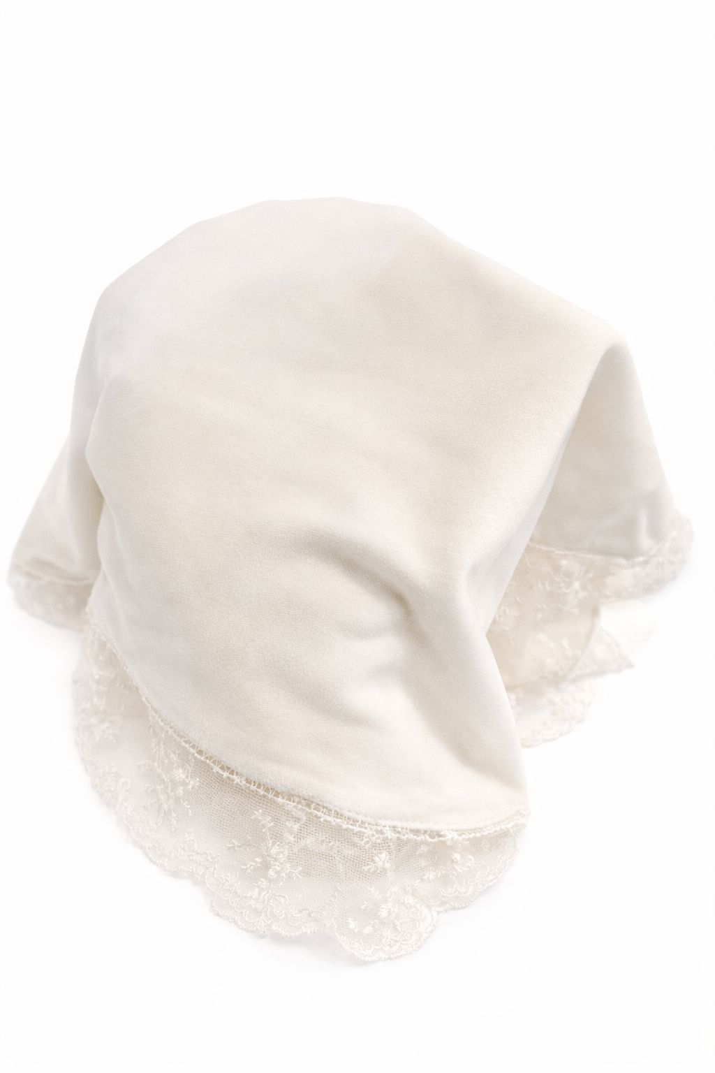 Păturică delicată,din catifea moale pe față și bumbac respirabil ,perfecta pentru bebelușii cei mai dragi.Marginile sunt decorate cu dantela fină,iar broderia"Cu mult drag de la nașii" o transforma într-un cadou de suflet pentru botez sau maternitate