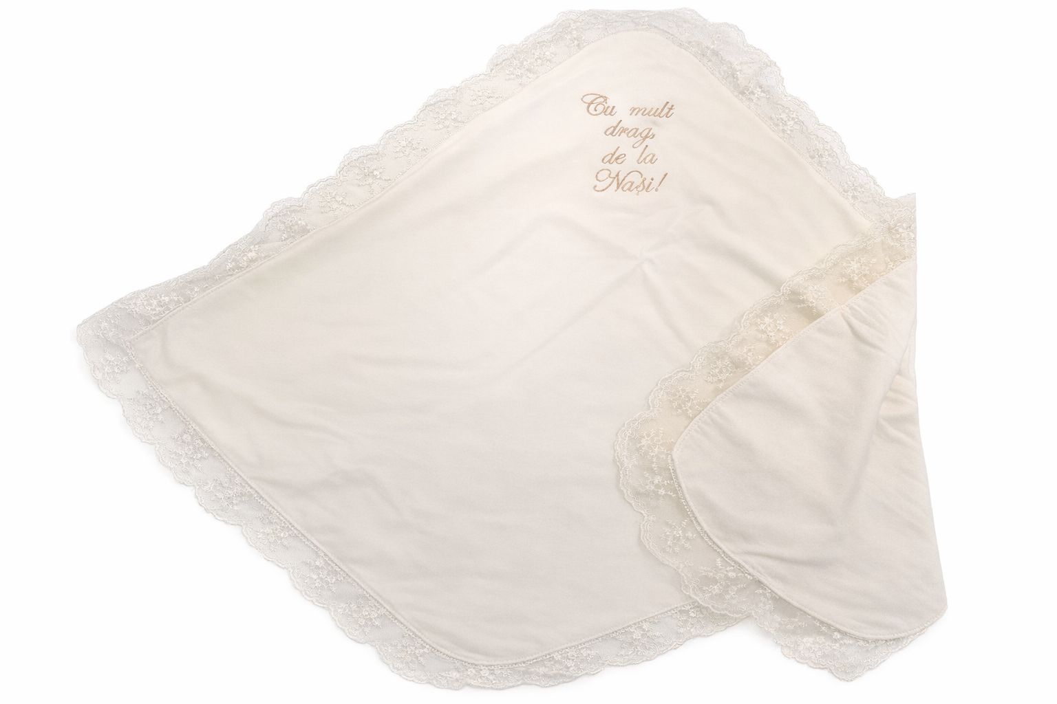 Păturică delicată,din catifea moale pe față și bumbac respirabil ,perfecta pentru bebelușii cei mai dragi.Marginile sunt decorate cu dantela fină,iar broderia"Cu mult drag de la nașii" o transforma într-un cadou de suflet pentru botez sau maternitate